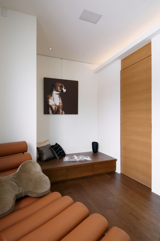 A fény kiváló térformáló eszköz, akár természetes, akár mesterséges! A relaxfotelben kényelmesen elnyújtózhatunk, az ajtó felé szerelt rejtett világítás pedig segít a nyugodt atmoszféra megteremtésében.