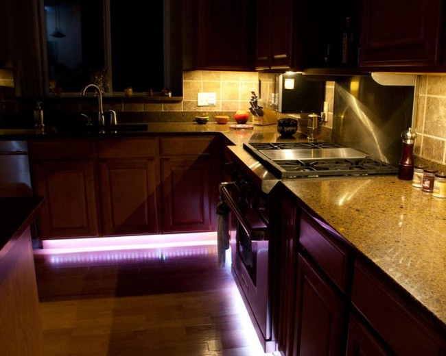 Az RGB LED szalagokat is előszeretettel építik a konyhabútor talpazatába, mert a színváltós ledekkel saját kedvünk szerinti fényben tüntethetjük fel a konyhát.
