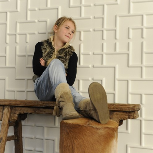 A kemény felületű 3D WallArt falburkolók strapabíróak, így nem okoz gondot, ha nekidőlünk vagy takarítás közben nekiütődik a partvis!