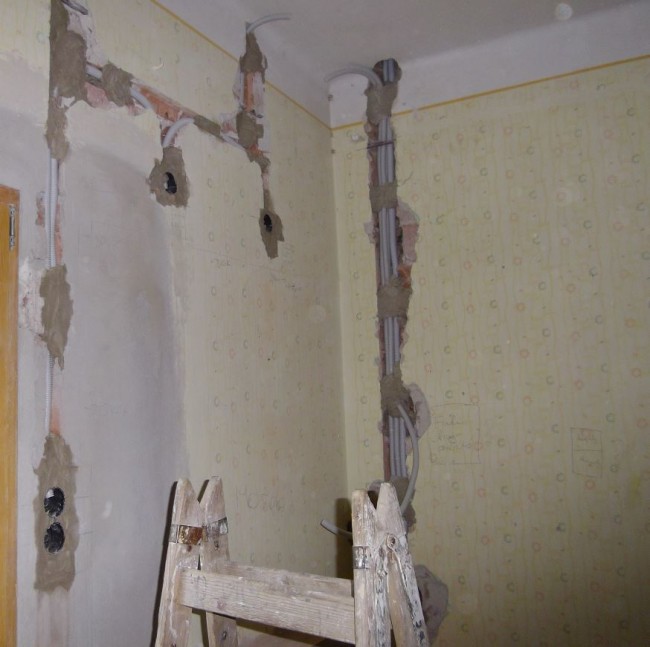Sokak számára ismerős a helyzet, amikor a villanyszerelés során a falba süllyesztett vezetékek, szerelvénydobozok és védőcsövek elhelyezése miatt szétverik az egész falat! Még pár munkafolyamat és minden rendben lesz :) Sokak számára ismerős a helyzet, amikor a villanyszerelés során a falba süllyesztett vezetékek, szerelvénydobozok és védőcsövek elhelyezése miatt szétverik az egész falat! Még pár munkafolyamat és minden rendben lesz :)