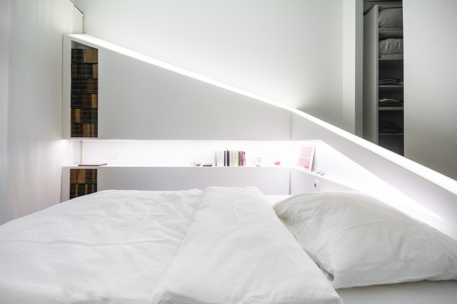 A Who Cares?! Design alkotta meg az Ice Bed nevű fekvőhelyet, amelynek kerete Dupont™ Corianból készül. A beépített LED világítás a lábrésztől a fejrészen át az egyedileg kialakított könyvespolcon keresztül fut!