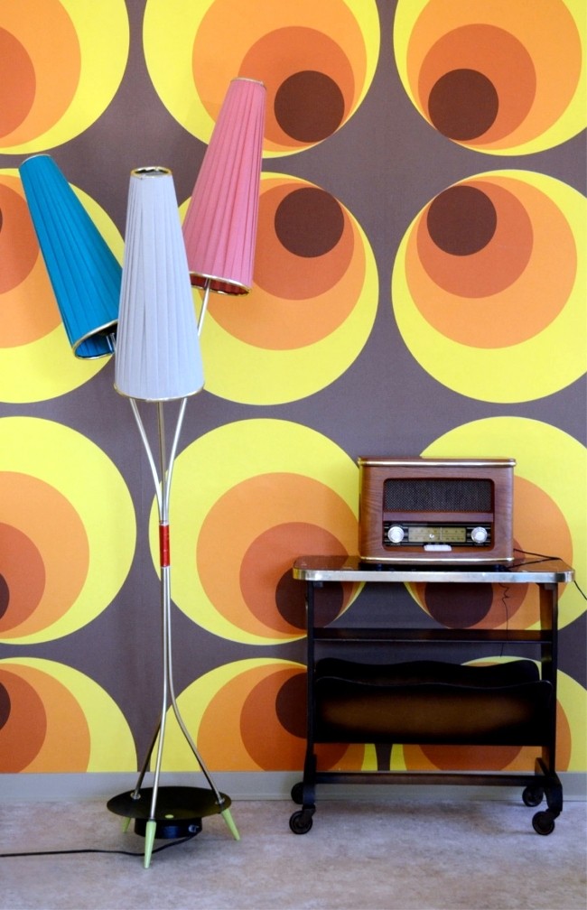 Retro stílusú otthon - élénk színek, meghökkentő bútorzat, régi idők tárgyai, geometrikus formák és vidámság jellemzi.
