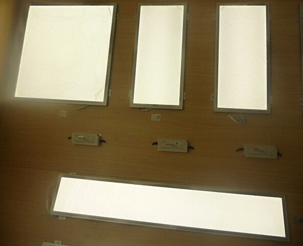 LED panelek több méretben: hosszúkás téglalap 30x120 cm és 30x60 cm-es méretben, illetve a klasszikus kocka forma 60x60 cm mérettel.