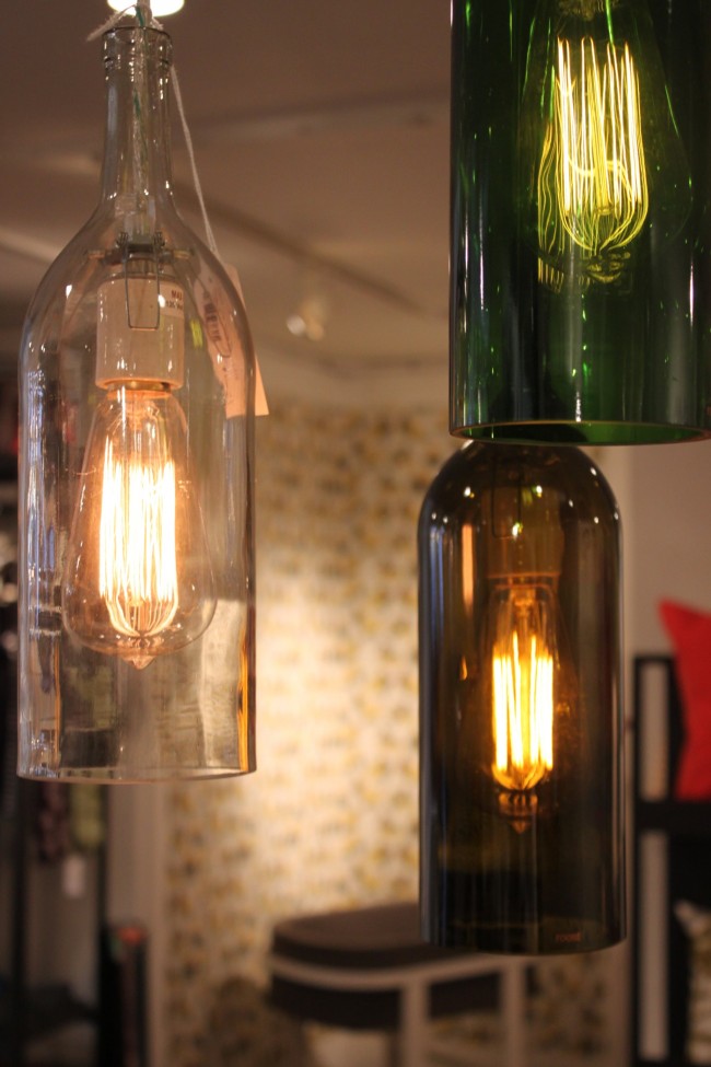 Az újrahasznosított borosüveg lámpában nagyon esztétikus megoldást adnak az Edison jellegű izzók és a Vintage
LED lámpák!
