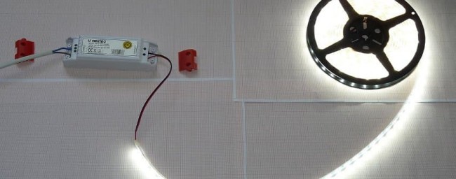 Jobb oldalon láthatjuk a LED fénysort, amely általában 5 méteres tekercsben van és pár centinként világító LED chip van rajta. Hangulatvilágításhoz, dekorációhoz kiváló! 