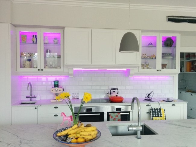 Színváltós RGB szalagot is építhetünk a konyhaszekrényhez. Ennek is van fehér fénye, amit használhatunk munkához, de színeket is állíthatunk be rajta (a képen rózsaszín) és akkor hangulatvilágításként üzemel!