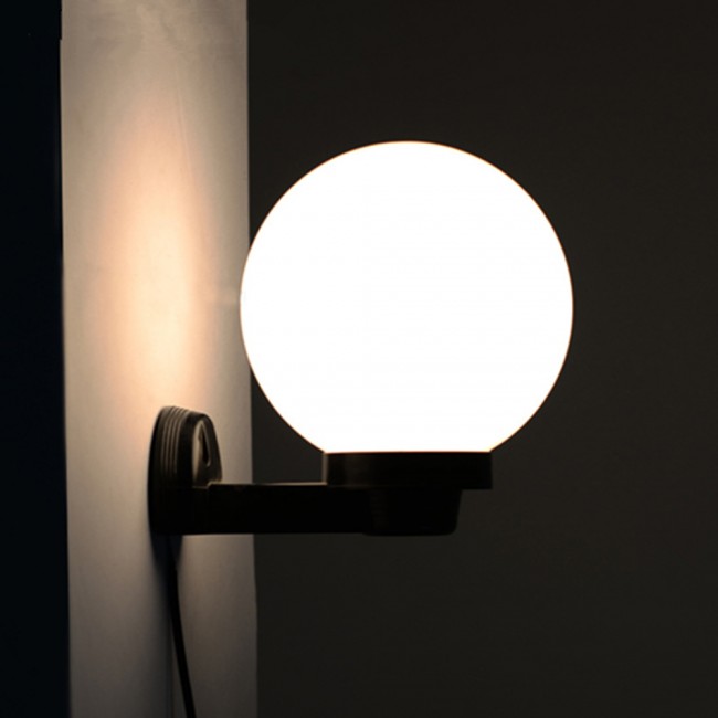 Halogén izzóval is működtethetőek a műanyag burás falikarok, de ha energiatakarékosak szeretnénk lenni, akkor választhatjuk a LED izzókat is. Képünkön a gömb lámpa egy 5 Wattos E27-es melegfehér LED izzóval van összeszerelve.