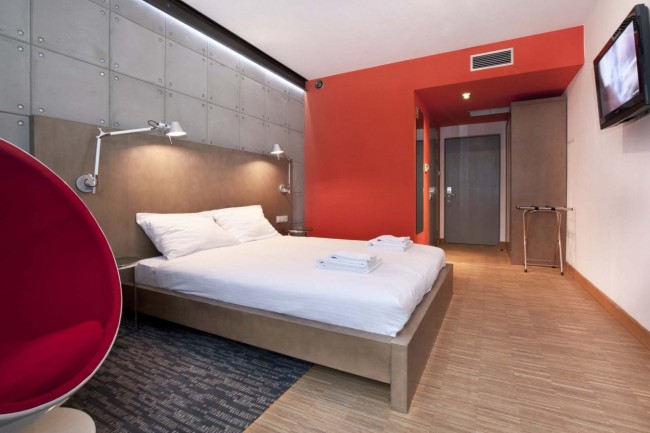 Artis Hotel Radziejowice, Lengyelország: a loft stílusban berendezett hálószobához hidegfehér fényű rejtett világítást alkalmaztak az ágy fölötti falon.