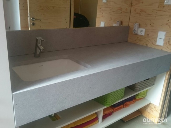 A betonból öntött mosdókagyló letisztult formavilágot képvisel, amellett, hogy teljesíti azokat a követelményeket is, amelyeket általában egy mosdóval szemben támasztunk :)