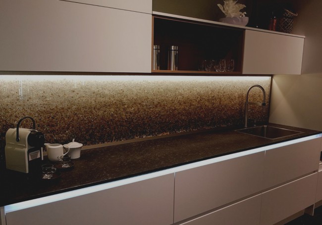 A modern, új anyagokból álló konyhaszekrények egyenesen igénylik a modern LED világítástechnikát! A fényekkel a különleges hátfal is kiemelhető!
