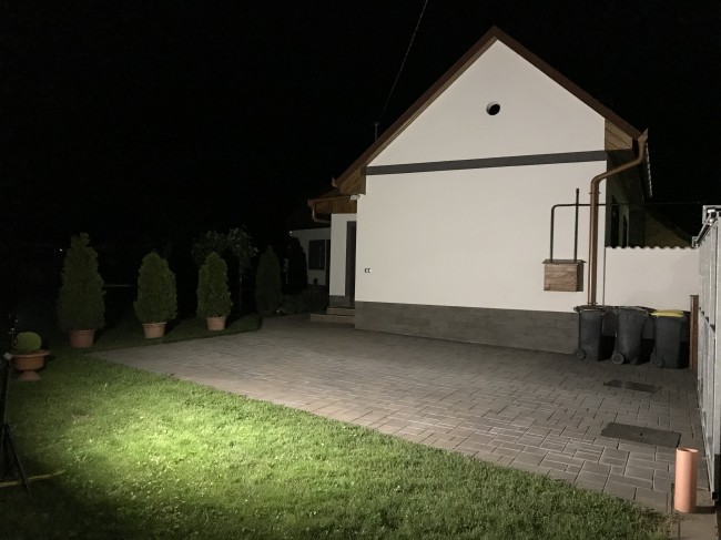 A LED reflektor kiváló, ha kültéri világításról van szó - fénye szinte nappallá változtatja az éjszakát!