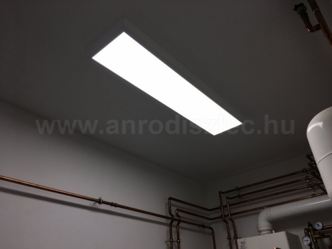 Gépészeti helyiség megvilágítása 120x30 cm-es led panellel.