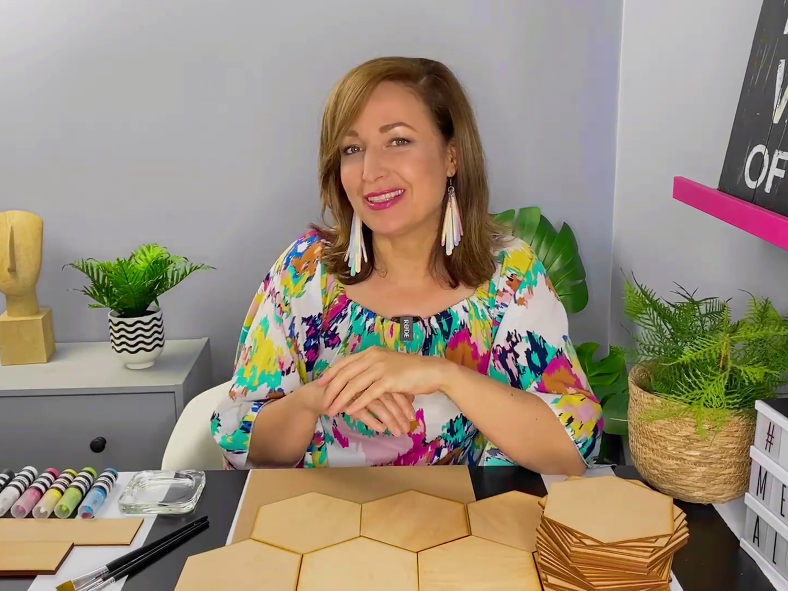 Csorba Anita videójában bemutatja hatszög alakú fa paneleket. 