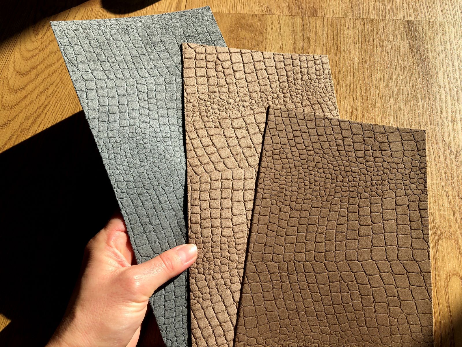 Bársonyosan puha tapintású lapok a WallArt Leather Panel kollekcióból!