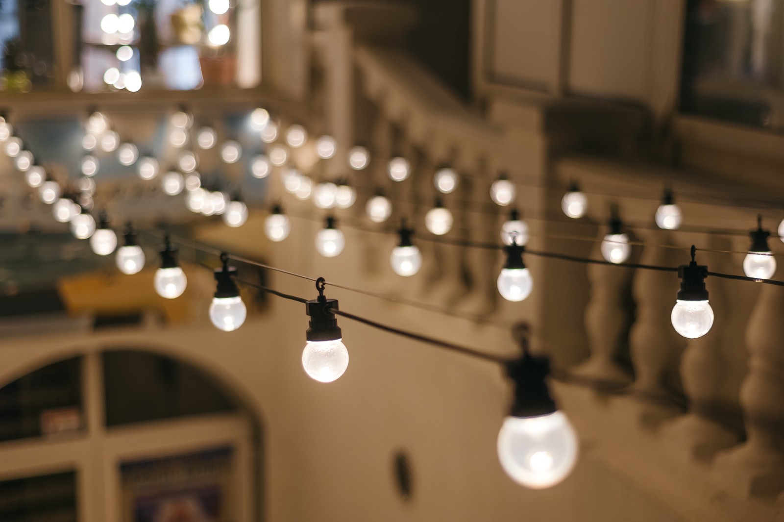 A fehér LED izzókkal díszített terasz vonzóbbá teszi a vendégek számára a kávézót, ezért sok esti szórakozóhely is előszeretettel használ hangulatfényeket a kültéri asztaloknál. 
