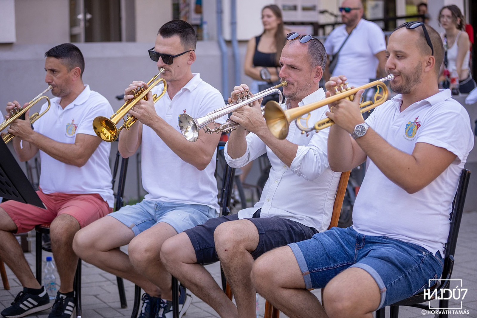 Szombaton az ifjúsági fúvószenekar várt minket a művház előtt a kedvelt térzenével. 