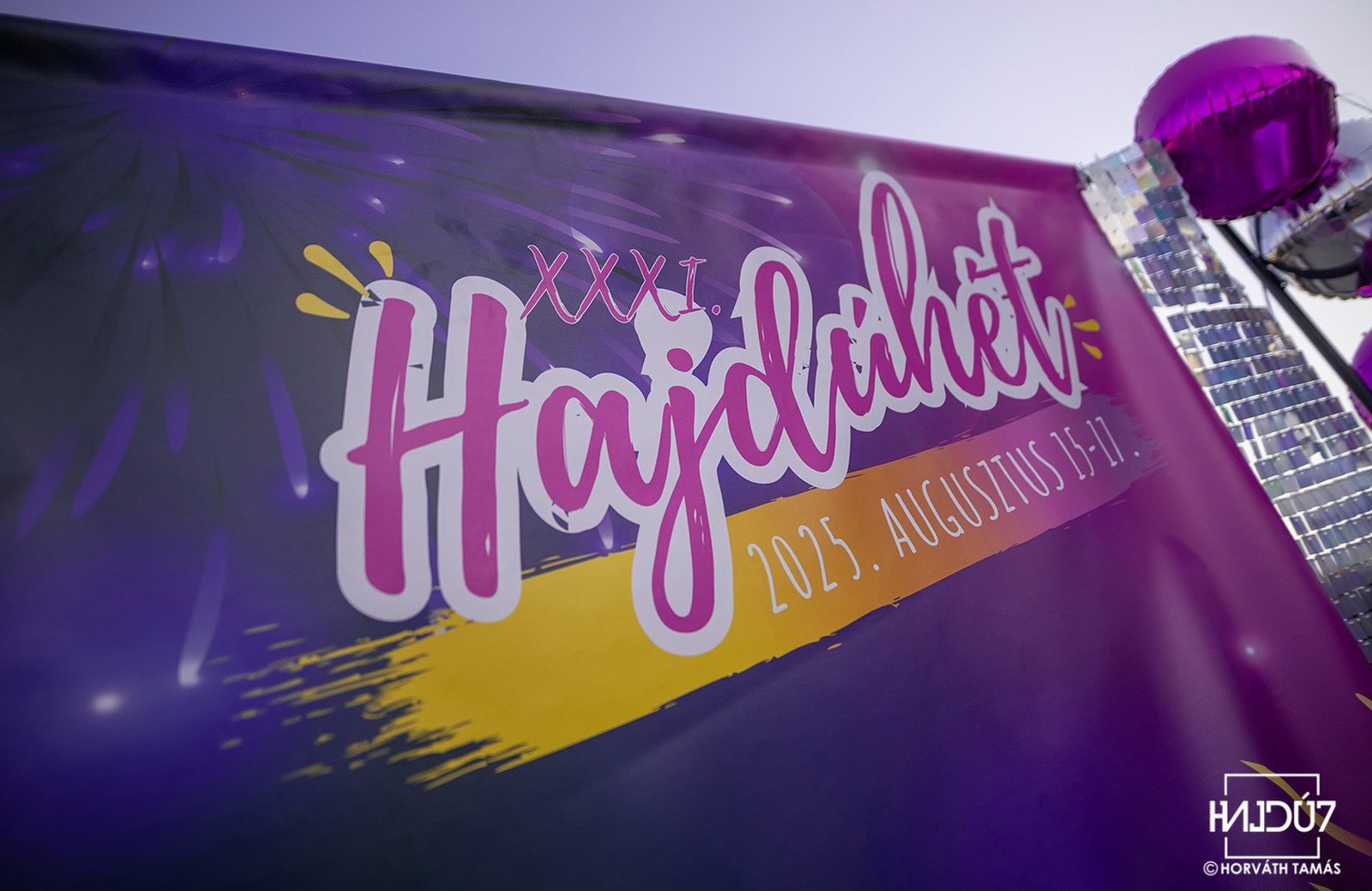 A nyár vidám színeiben pompázó sárga-lila plakátot terveztek idén a Hajdúhétre, mely minden környezetben garantáltan magára vonzza a figyelmet! 