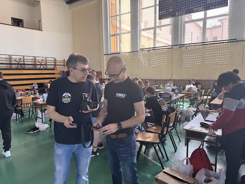Balról Oláh Tibor, jobbról Tályai Gábor - gyors eszmefuttatás a gimiben található robotról és a Gábor által majdan beszerezni kívánt robotokról :) 
