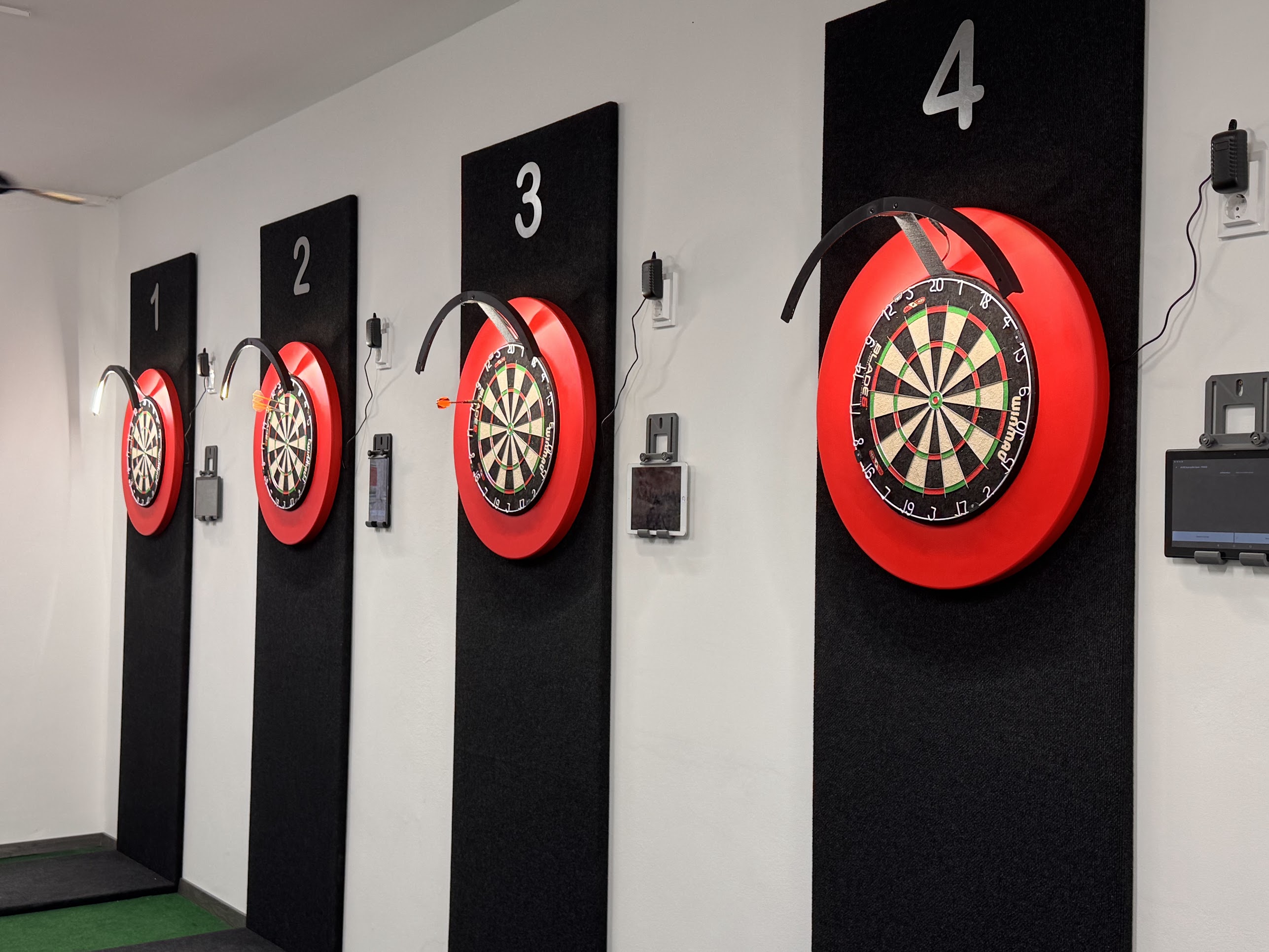 Profi winmau darts táblák, LED világítással körbevett céltáblák és tabletek a pontok számolásához. 
