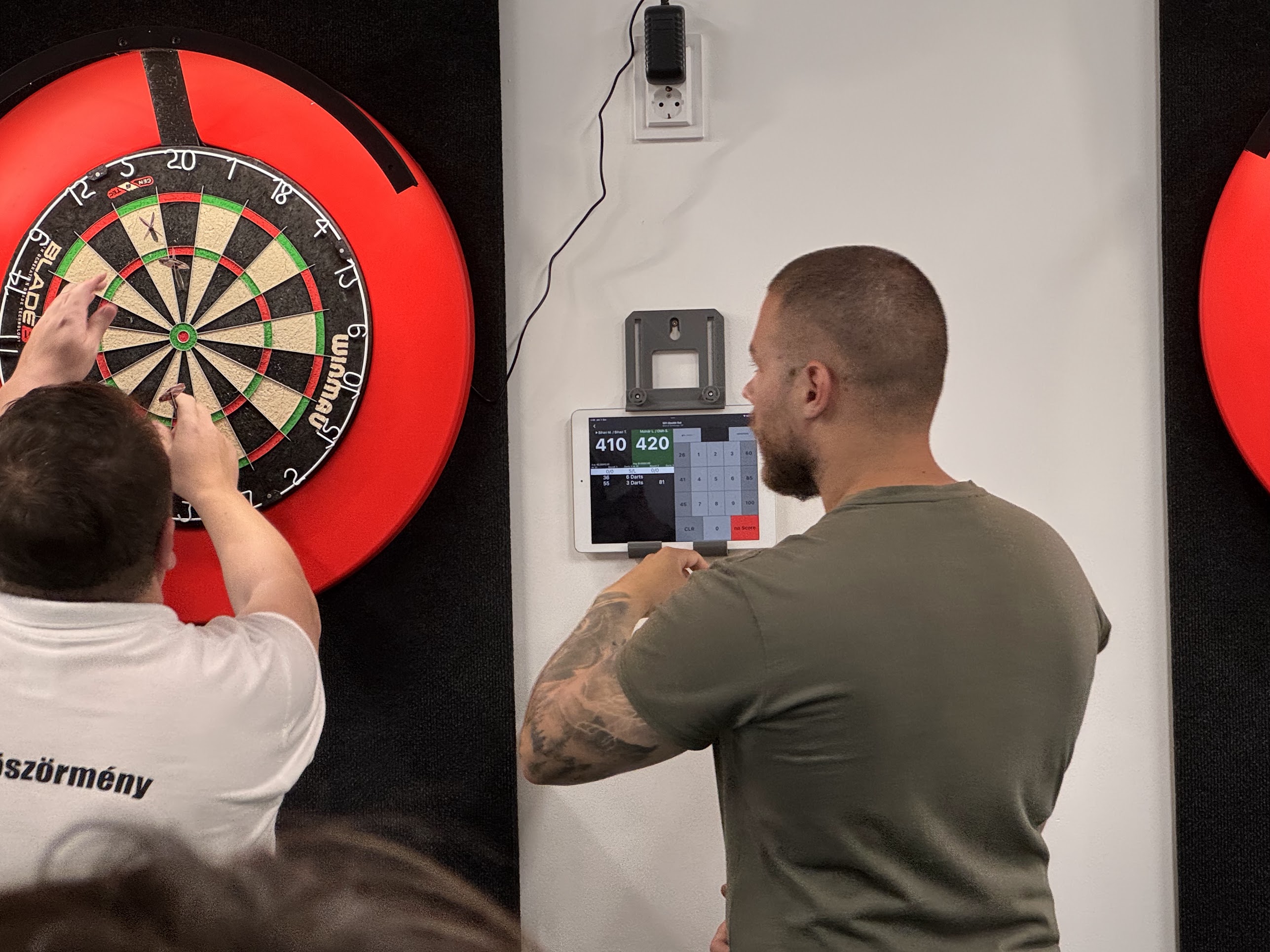 Tablet adomány a darts játék közben dobott pontok gyors számolásához.