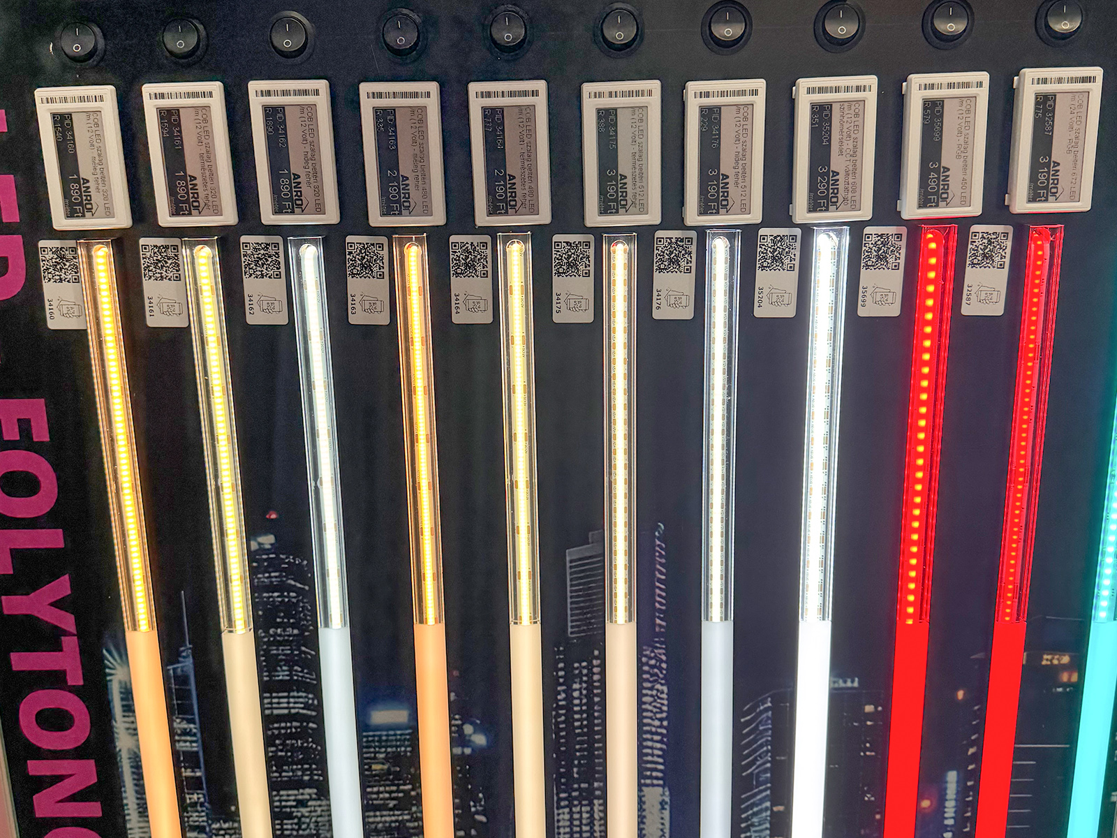 COB LED szalagok fehér és RGB változatban.