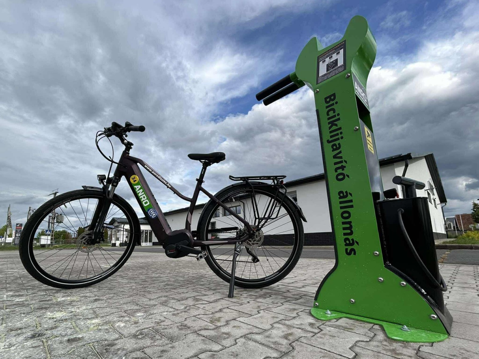 Streetbútor kerékpár szervizpont Hajdúböszörményben, a 35-ös számú főút mellett található kerékpárút mellett kihelyezve az ANRO parkolóban. 