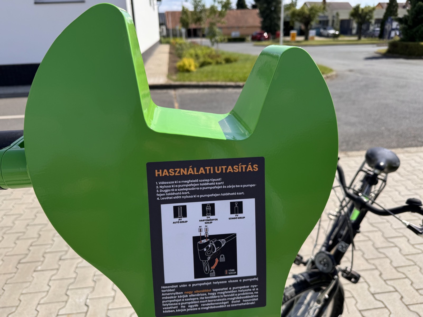 Kézi pumpa a bicikligumi felfújtatásához, éjjel-nappal elérhető Hajdúböszörmény városában. 