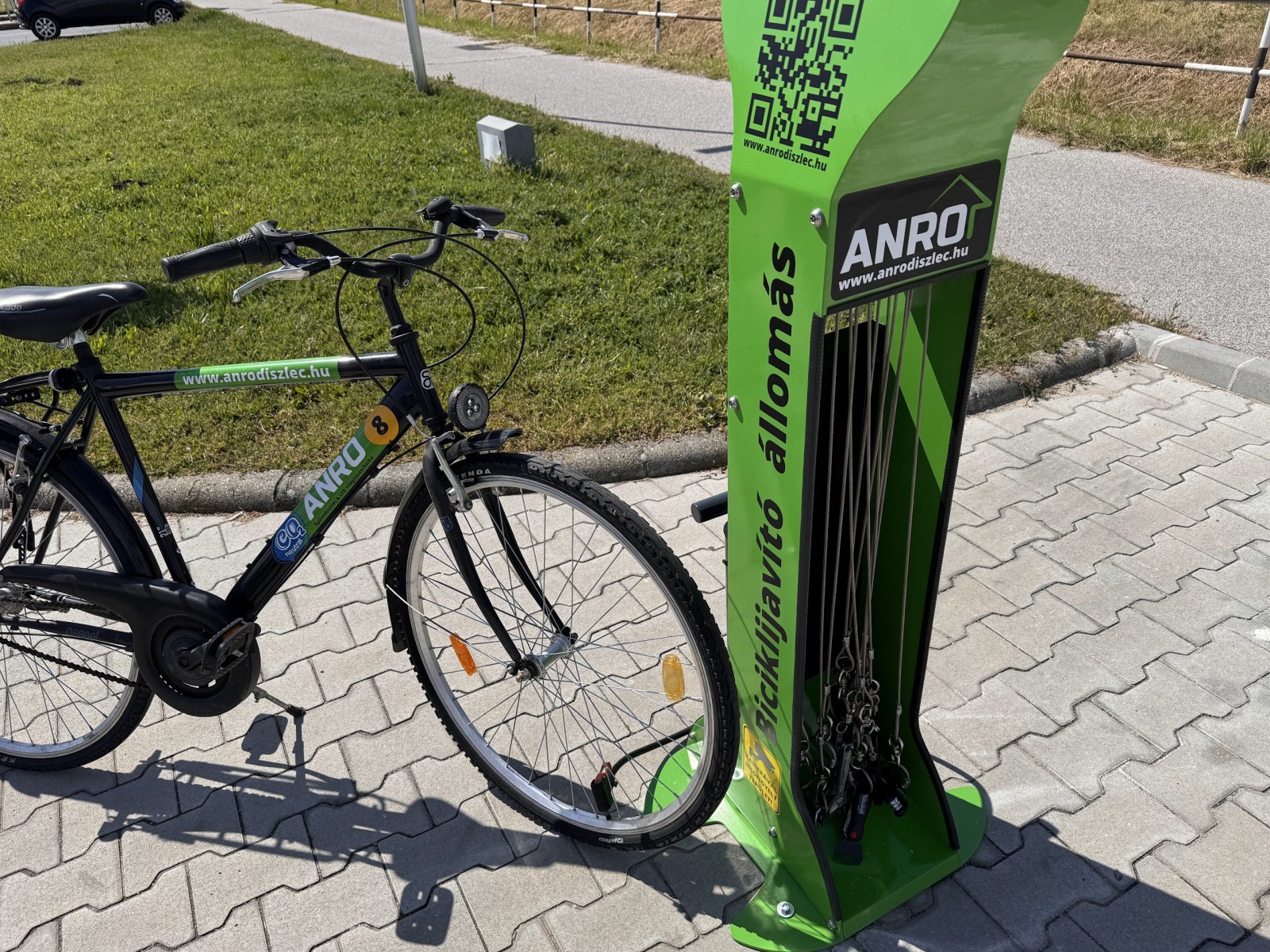 Utcai kerékpárszerviz - ha útközben kell biciklit javítani, válaszd az ANRO parkolóban lévő állomást a vandálbiztos szerszámokkal együtt.