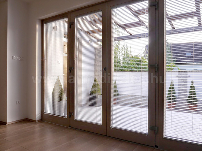 Modern lakás függöny nélkül - reluxával. Modern lakás függöny nélkül - reluxával.