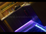 Konyhapult lábazatában elhelyezett színváltós RGB LED szalag, dekor világításnak.