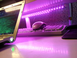 Laptop munkaasztal változtatható színű RGB LED fényekkel.