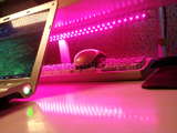 Laptop munkaasztal változtatható színű RGB LED fényekkel.