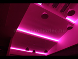 Dekorációs világítás osztott mennyezetre: változtatható színű RGB LED szalagos világítási ötletek.