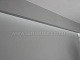 Minimal design rejtett világítás gipszkarton szerelvényekből, hideg fehér flexibilis LED szalagos világítással.
