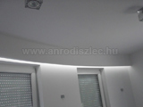 Minimal design rejtett világítás gipszkarton szerelvényekből, hideg fehér flexibilis LED szalagos világítással.
