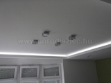 Minimal design rejtett világítás gipszkarton szerelvényekből, hideg fehér flexibilis LED szalagos világítással.
