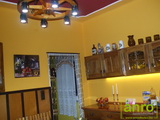 RV-01-A és RV-7/B rejtett világításos díszlécek 3528x60 meleg fehér és 5050x30 RGB LED szalaggal. Nyílászárók díszítése: BR-04 és BR-24 díszléc. A mennyezeten Marbet R-21 (60 cm) rozetta és Mennyezeti burkolólap Malta.