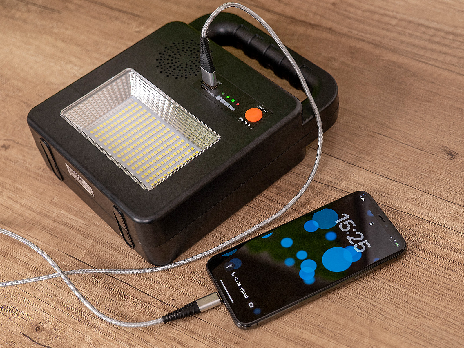 A napelem általt feltöltött akkut Powerbankként is kezelhetjük, ezáltal a telefon töltésére is használható. 