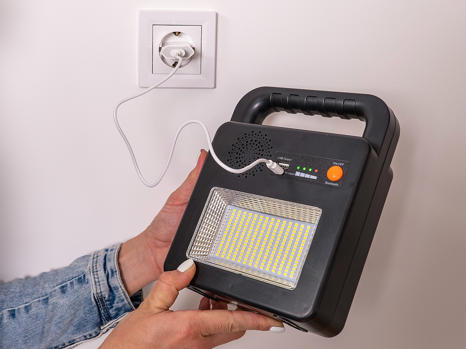 Napelemes LED reflektor, 230 Volt hálózati feszültségről, konnektorból is tölthető