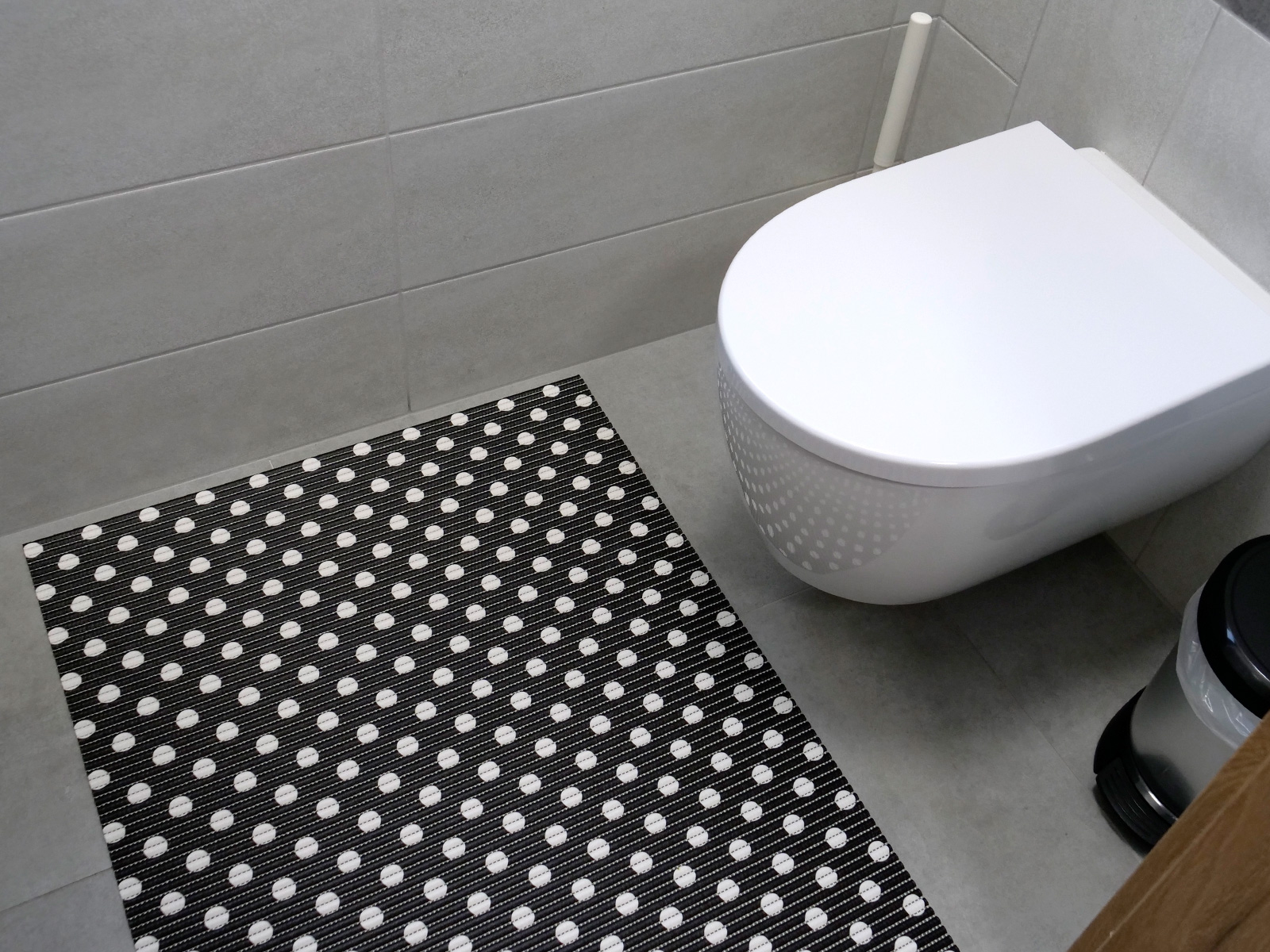 Hidegburkolatra és csempére fektethető csúszásgátló szőnyeg modern wc-ben elhelyezve. 