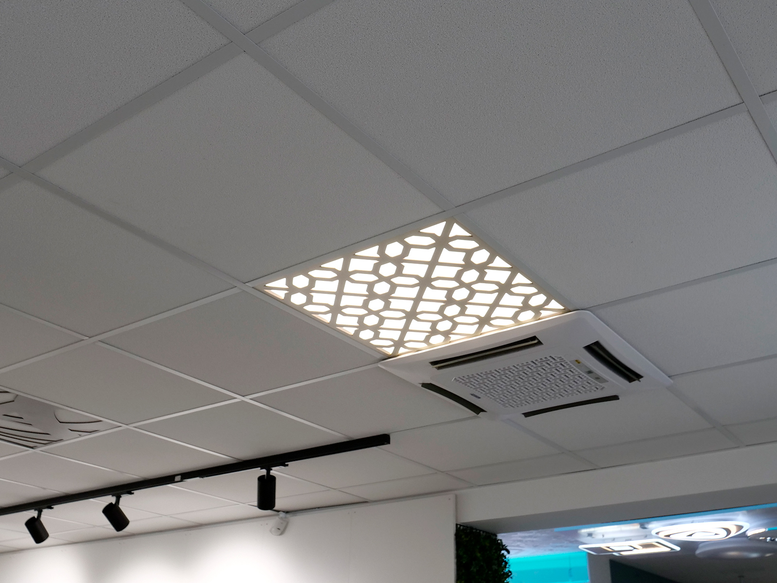 Krém színű álmennyezeti dekorpanel 60x60 cm-es LED panel alá berakva. 
