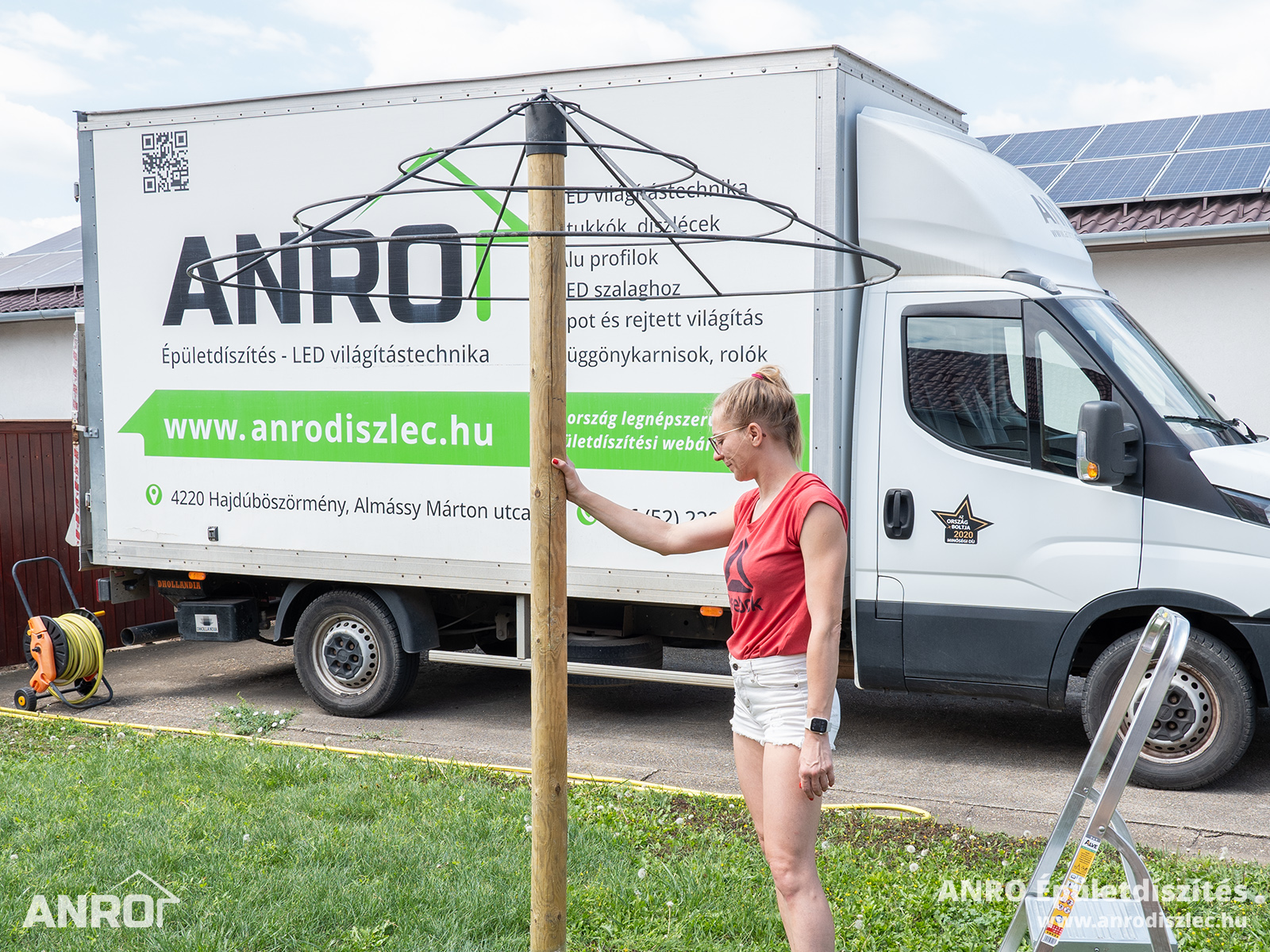 Állítsuk a fa oszlopot az előre kiásott talajba. 