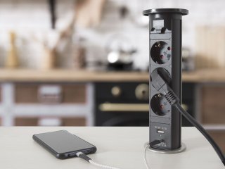 Motoros rejtett elosztó bútorlapba építhető, kör alakú (3-as + 1 USB port + 1 USB-C), fekete