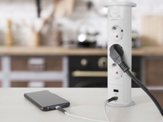 Motoros rejtett elosztó bútorlapba építhető, kör alakú (3-as + 1 USB port + 1 USB-C), fehér