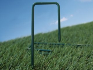 Hooksol műfű rögzítéséhez leszúrható fémkapocs - 15 cm x 3.5 cm - zöld színű (10 db)