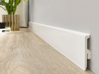 Termékminta: Vigo 8 cm-es parkettaszegélyléc gumi szegélyes, vízálló: Fehér