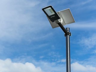 Szolár hibrid utcai LED lámpa tartórúddal, távirányítóval (50 Watt/4000 Lumen) hideg fehér