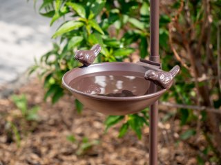 Birdy Swim madáritató és kerti dekoráció - ásó és kerti csap dekor (97 cm magas)