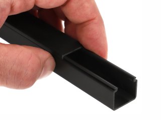 Fekete kábelcsatorna, 20x18 mm, műanyag, pattintható fedéllel - 2 m