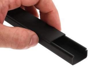 Fekete kábelcsatorna, 25x15 mm, műanyag, pattintható fedéllel - 2 m